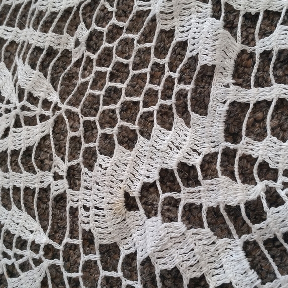 Vintage Large Table Cloth Doilies 31" - Picture 6 of 12